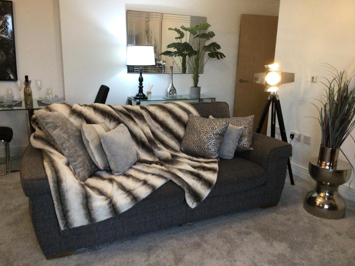 Luxurious River View Apartment With Terrace 우스터 외부 사진