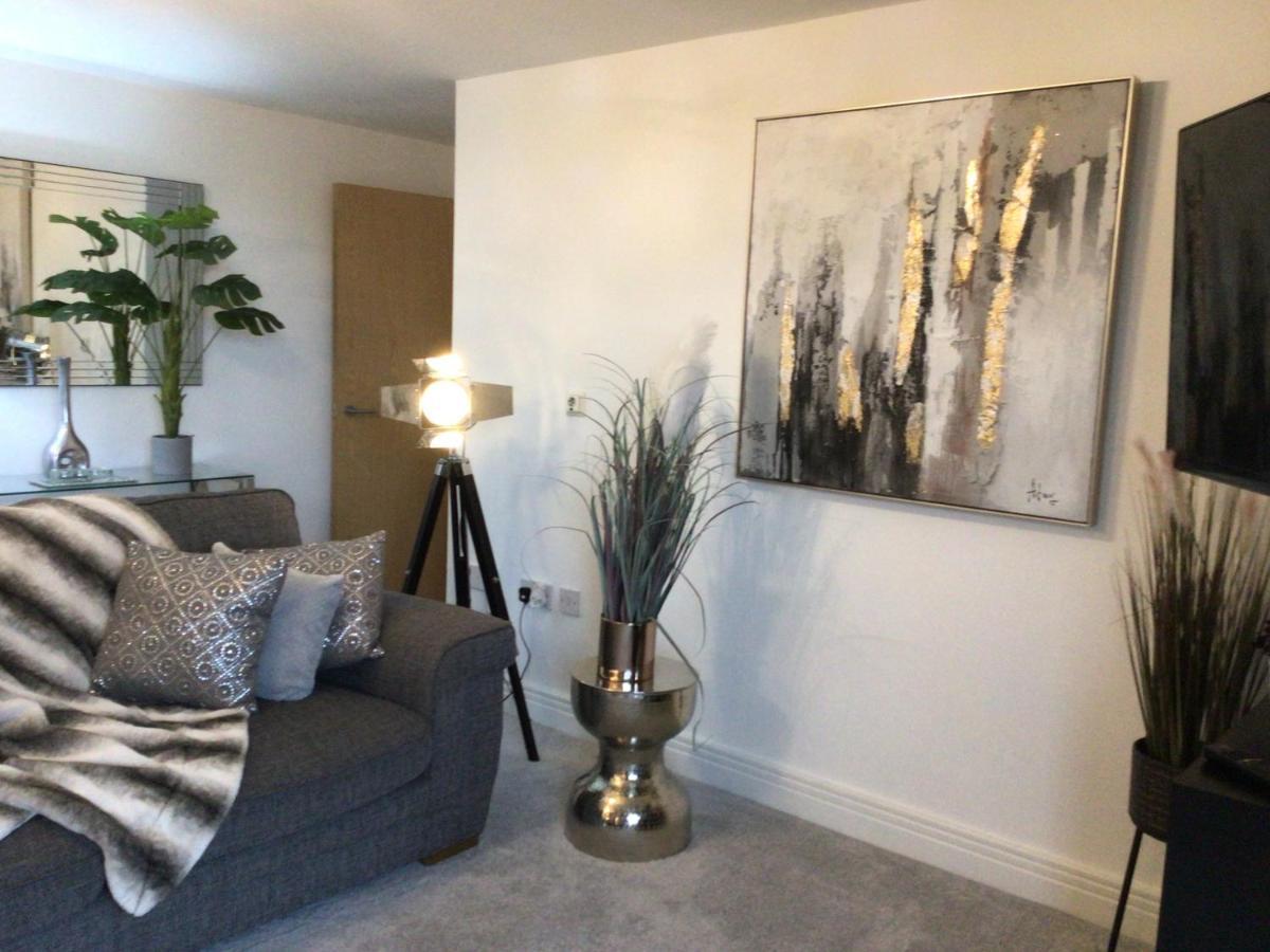 Luxurious River View Apartment With Terrace 우스터 외부 사진