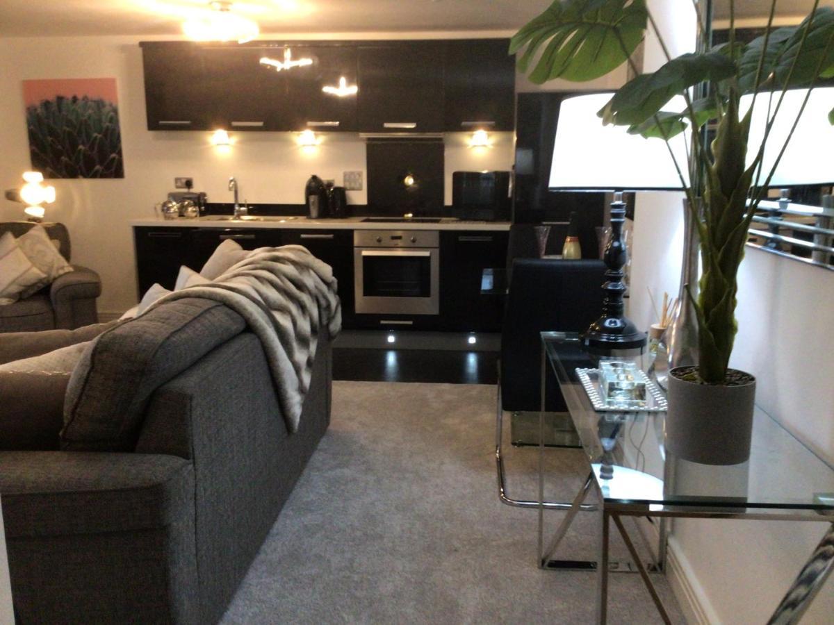 Luxurious River View Apartment With Terrace 우스터 외부 사진