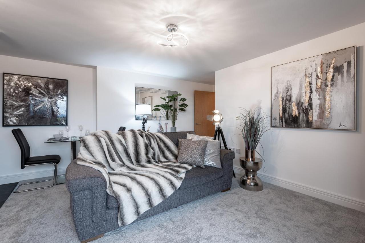 Luxurious River View Apartment With Terrace 우스터 외부 사진