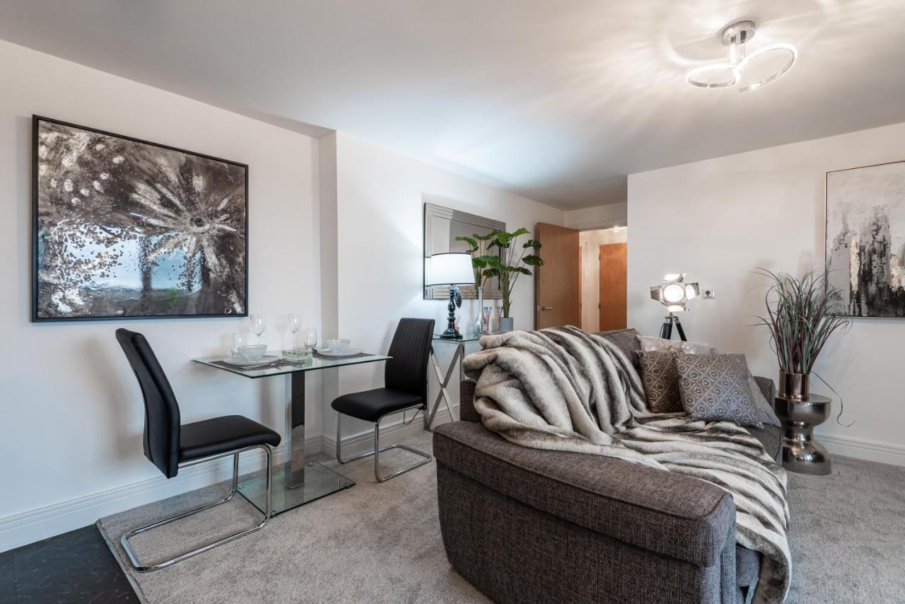 Luxurious River View Apartment With Terrace 우스터 외부 사진